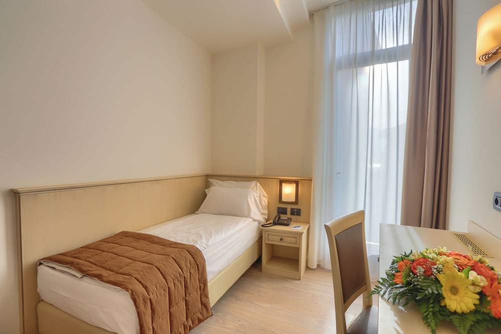 Hotel Europa Skypool & Panorama — 4-Star Luxury Hotel in Riva Del Garda, Italy