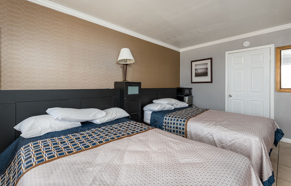 Boardwalk Hotel Charlee & Beach House Rentals - photo 14
