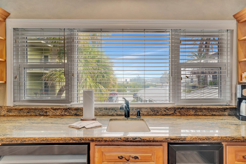 Stones Throw Beachfront Luxury Suites - photo 37