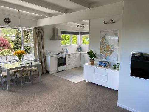 Sounds Good Waikawa Holiday Home and Berth — 4-Star Luxury Hotel in Picton, New Zealand