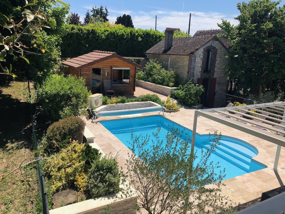 Le Rouge & Blanc - carbon neutral hotel in Marigny-Le-Chatel