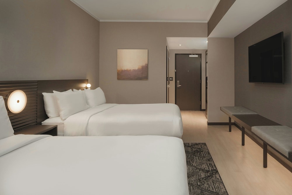 Holiday Inn & Suites Asheville Biltmore Village Area - photo 16