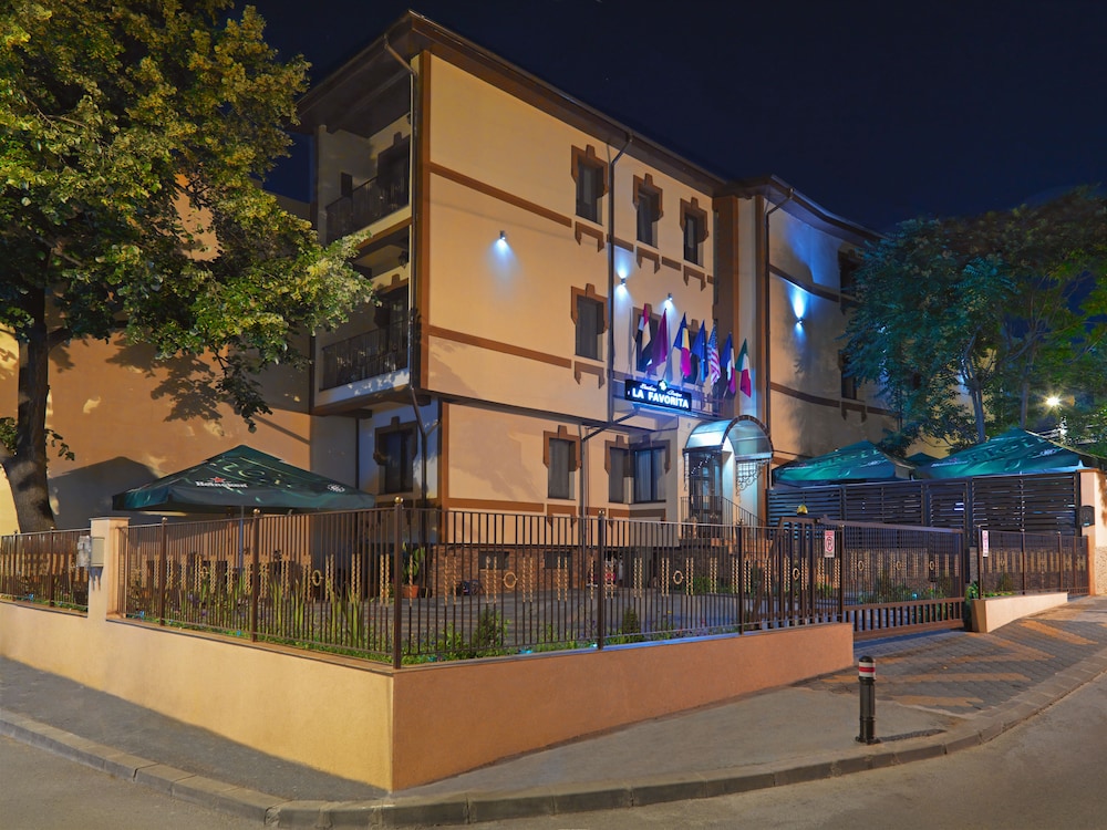 La Favorita Guesthouse Boutique — 4-Star Luxury Hotel in Craiova, Romania