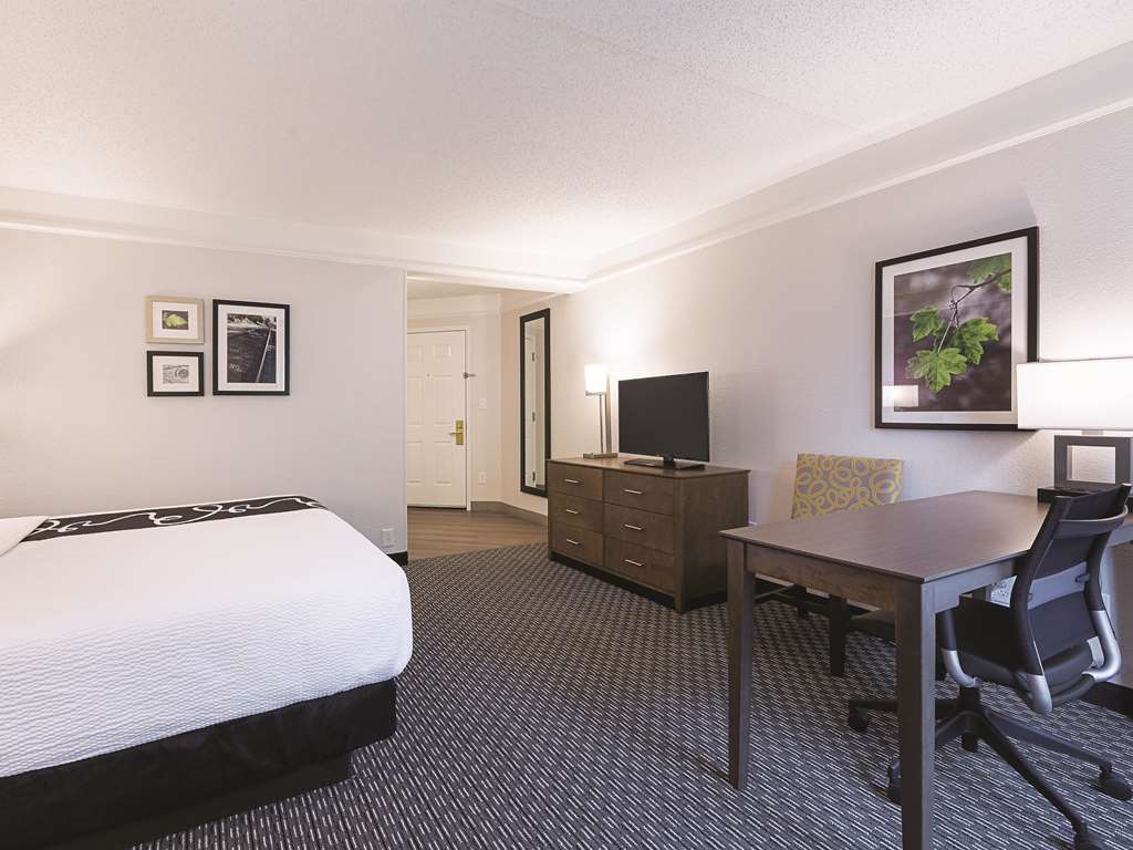 La Quinta Inn & Suites by Wyndham Dallas Plano West - photo 18