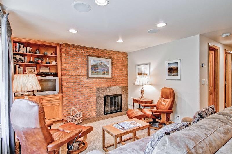 Comfort & Location 2 BR 2BA Steps to Town — 4-Star Luxury Hotel in Aspen, United States