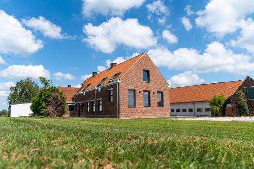 Farmhouse Hoeve Den Ast 5 separate bedrooms with bathrooms — 4-Star Luxury Hotel in Harelbeke, Belgium