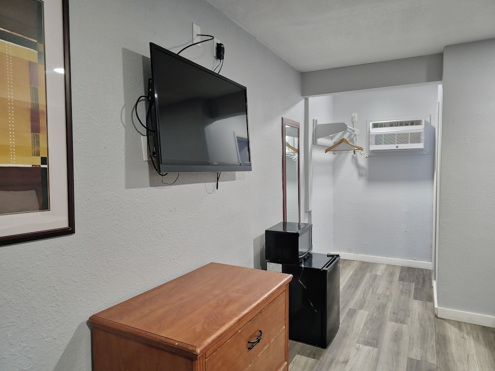 The L Motel - photo 11