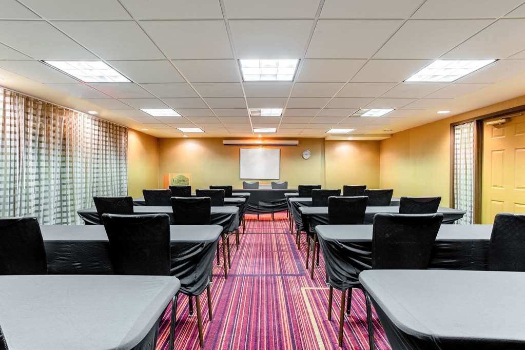 La Quinta Inn & Suites by Wyndham Raleigh Crabtree - photo 26