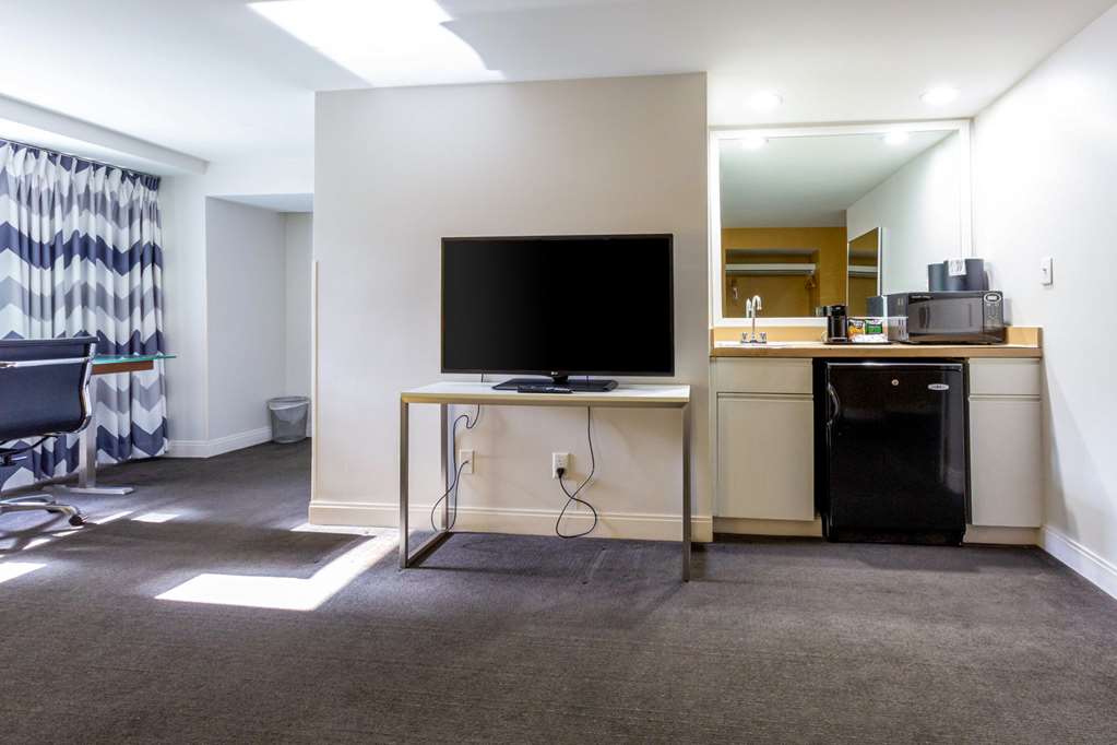 Comfort Inn & Suites Baltimore Inner Harbor - photo 23