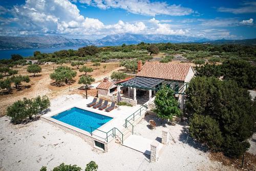 Family friendly house with a swimming pool Pucisca Brac 21499 — 4-Star Luxury Hotel in Pucisca, Croatia