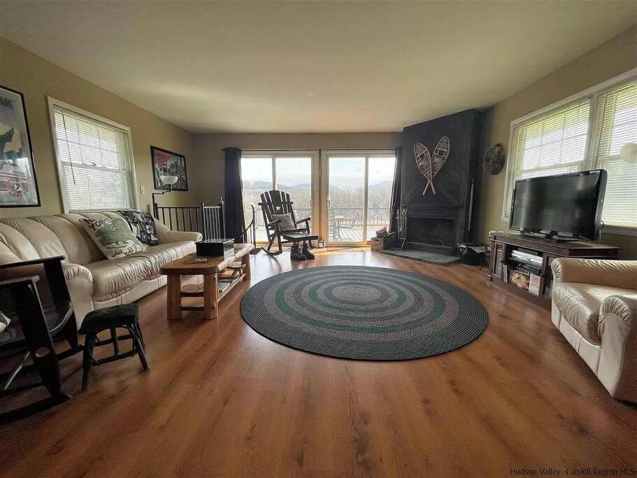 Close to skiing and hiking walk to main street in Tannersville, United States