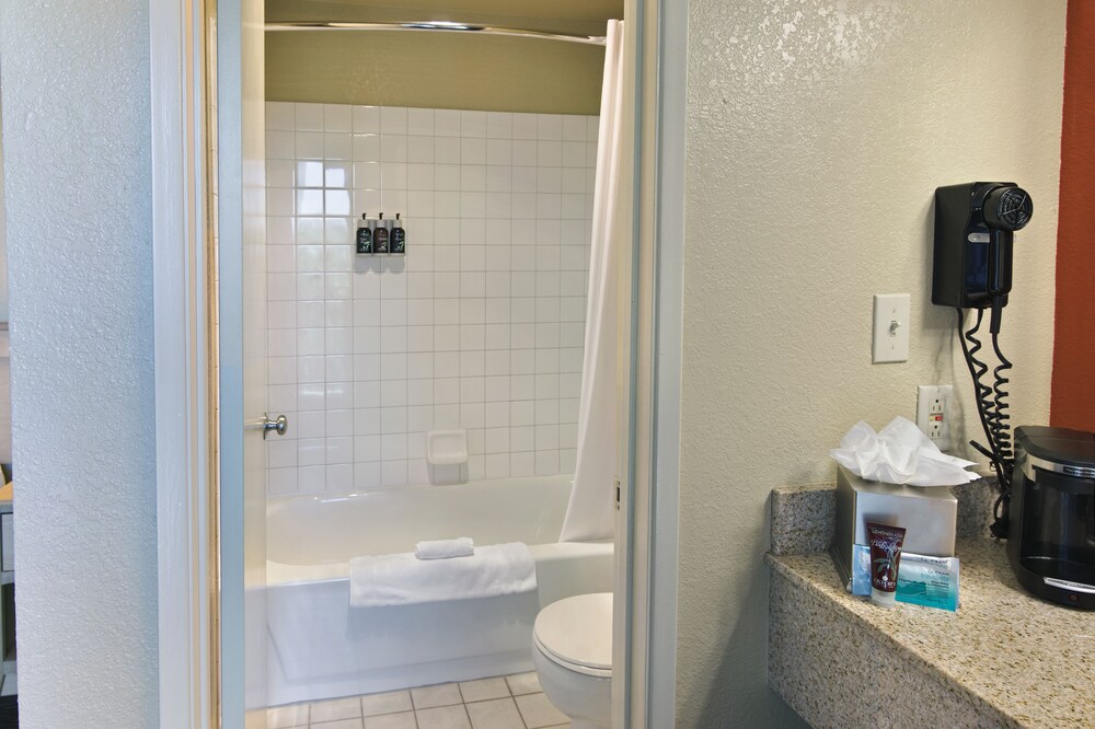 Oxnard Inn Lancaster - photo 25