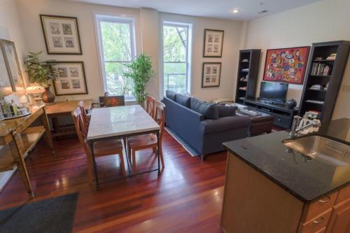 Above Maxwell Wine Bar Super Central 2Bed 2Bath — 4-Star Luxury Hotel in Washington, United States
