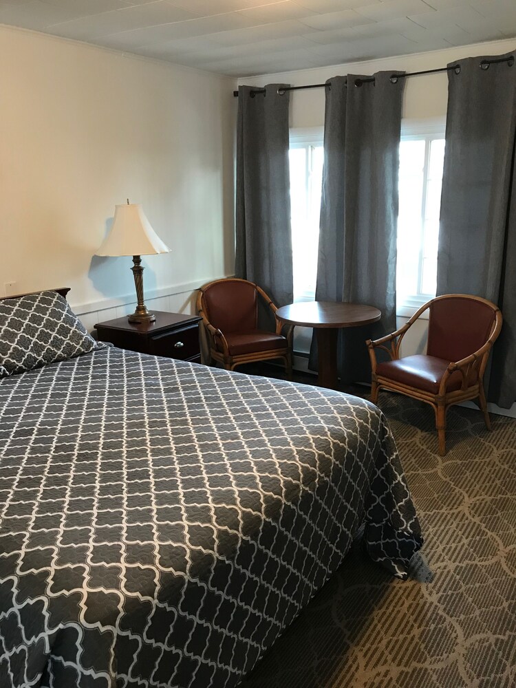 Admiral's Ocean Inn - photo 7