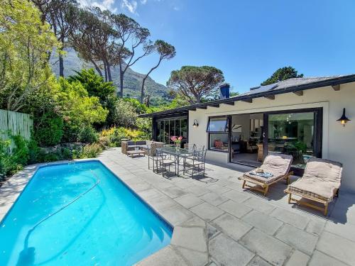 Peaceful 4 Bedroom Home in Estate Mountain Views