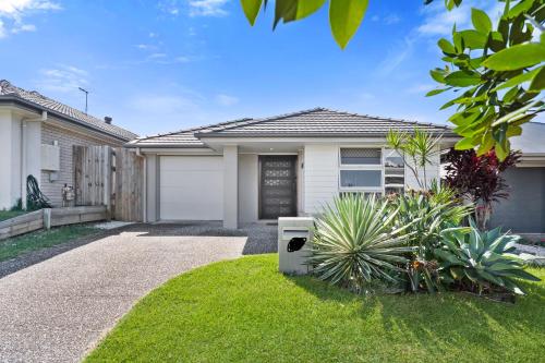 Tranquil Retreat Brisbane North — hotel in North Lakes