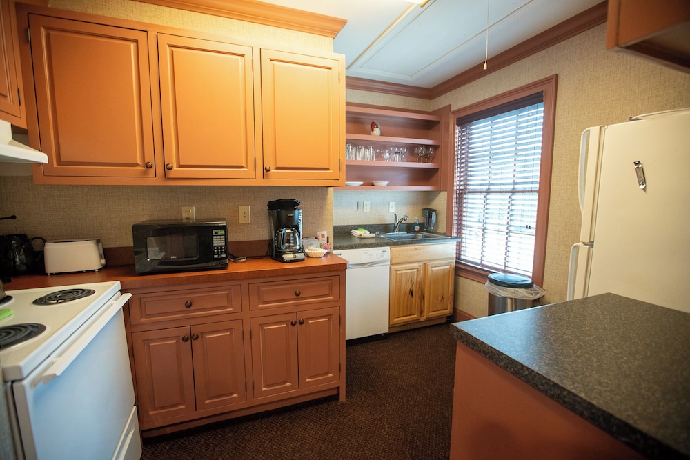 Howard's Creek Inn - photo 32