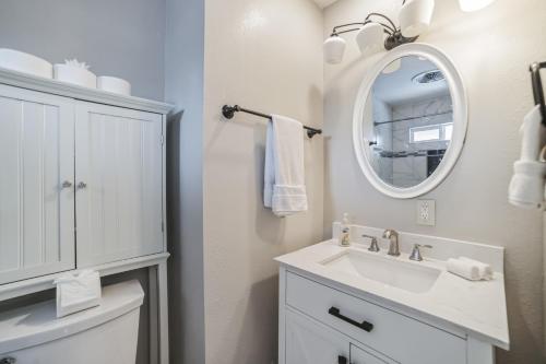 Las Vegas 5 Mins From The Strip 4 Bedroom Home by RedAwning