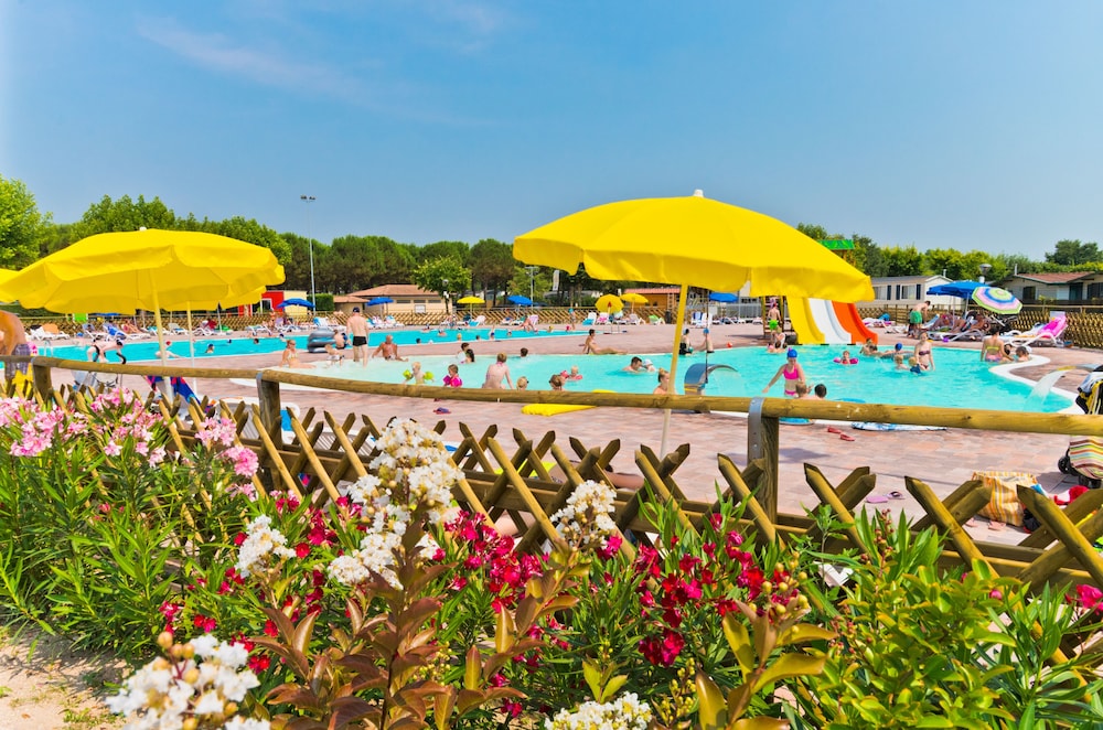 Del Garda Village and Camping — 4-Star Luxury Hotel in Castelnuovo Del Garda, Italy