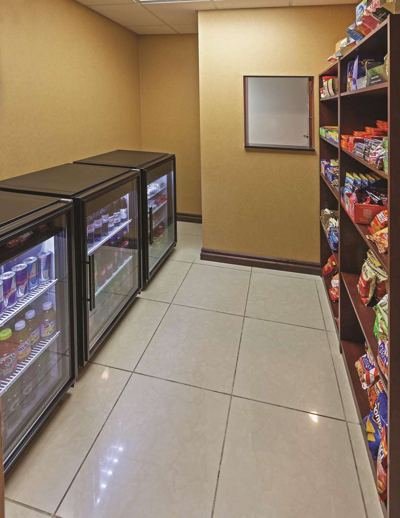 La Quinta Inn & Suites by Wyndham Edmond - photo 35