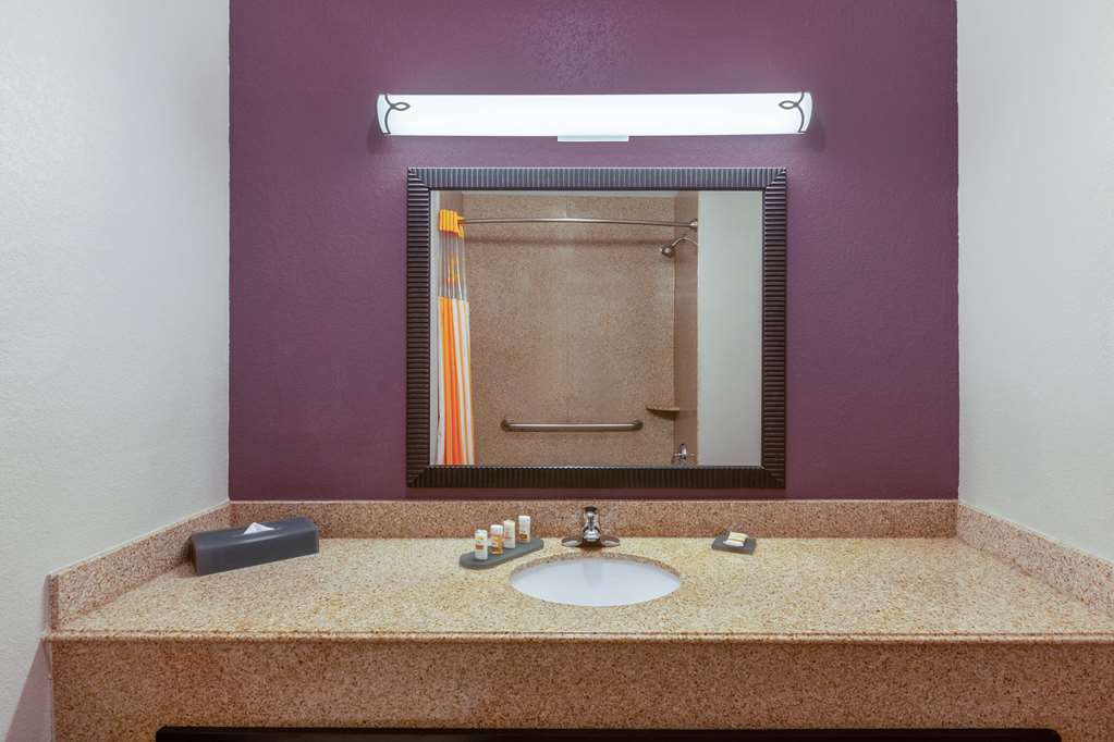 La Quinta Inn & Suites by Wyndham Lumberton - photo 20