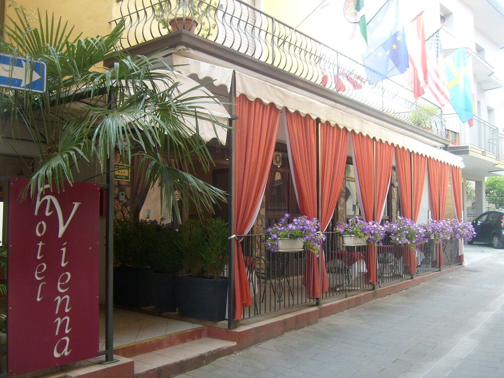 Hotel Vienna — hotel in Toscolano Maderno