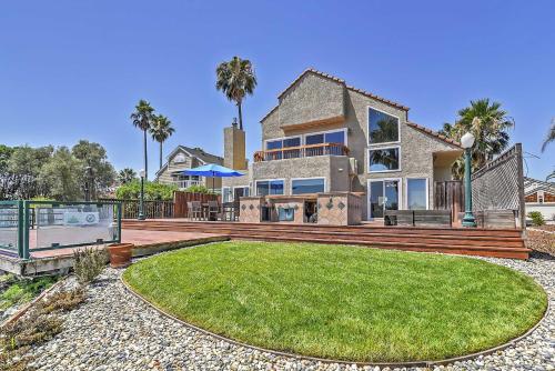 Waterfront Discovery Bay Home Outdoor Bar and Dock — 4-Star Luxury Hotel in Discovery Bay, United States