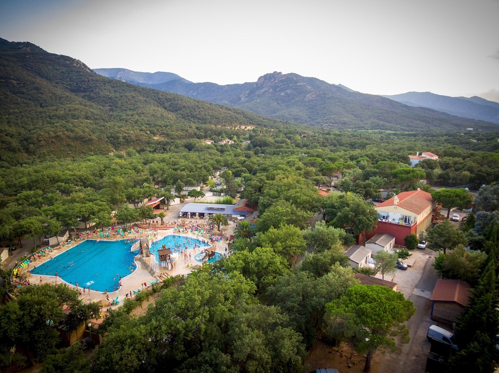 Camping Sunissim Le Bois Fleuri — 5-Star Luxury Hotel in Argelers, France