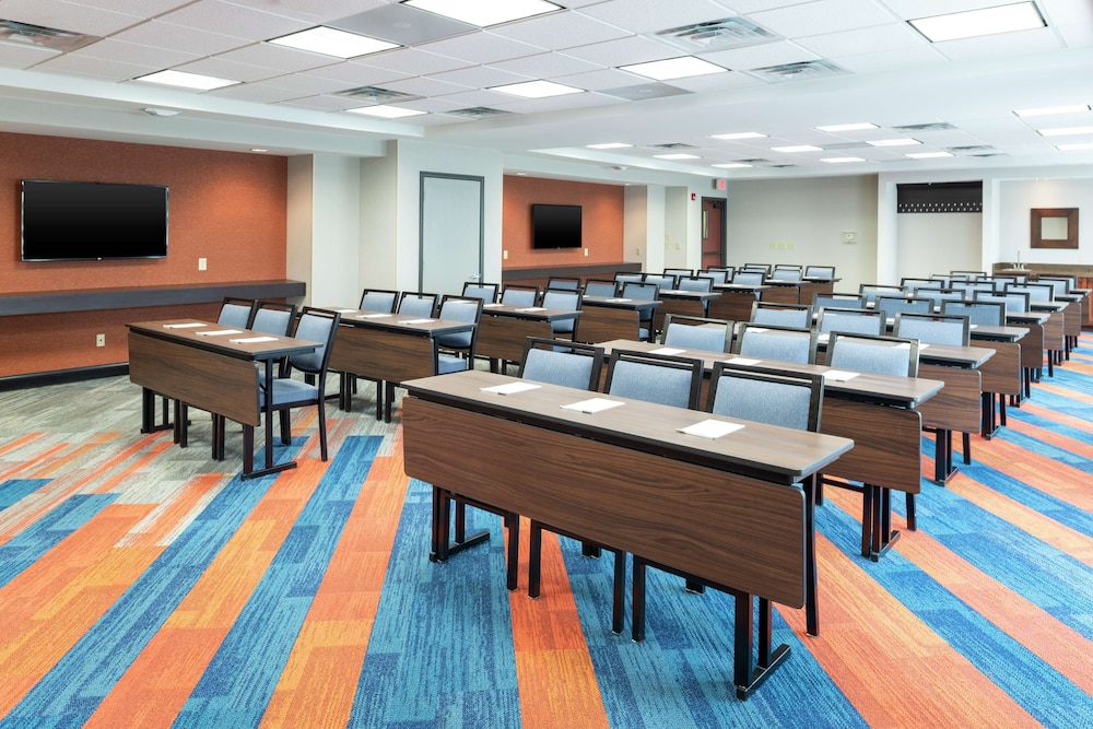 Hampton Inn & Suites Marshalltown - photo 45