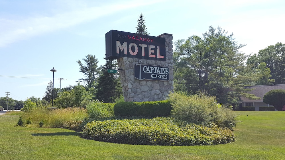 Captain's Quarters Motel - photo 45