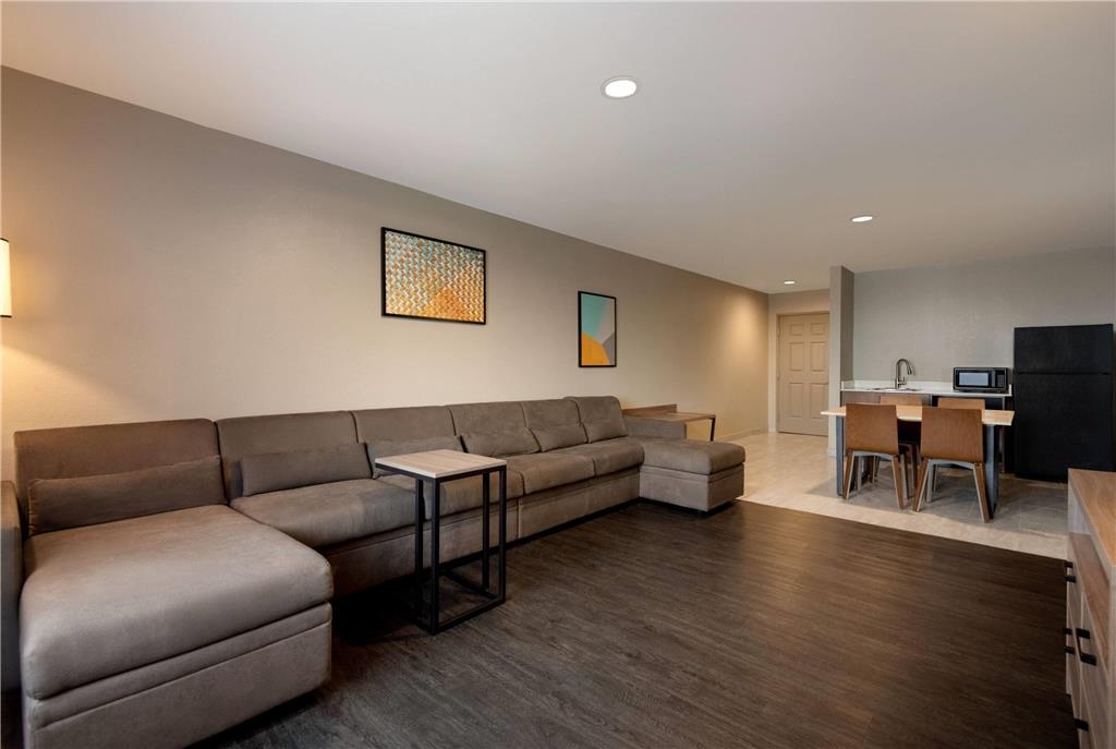 La Quinta Inn & Suites by Wyndham Montgomery - photo 9