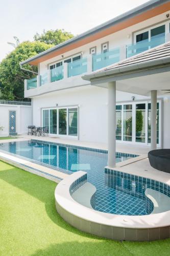 Luxury 4 Bedroom Beach House — 4-Star Luxury Hotel in Rawai, Thailand