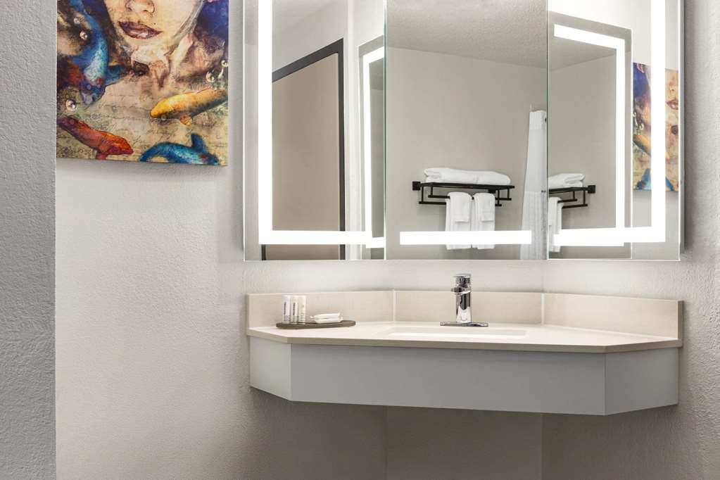 La Quinta Inn & Suites by Wyndham Cleveland Airport West - photo 14