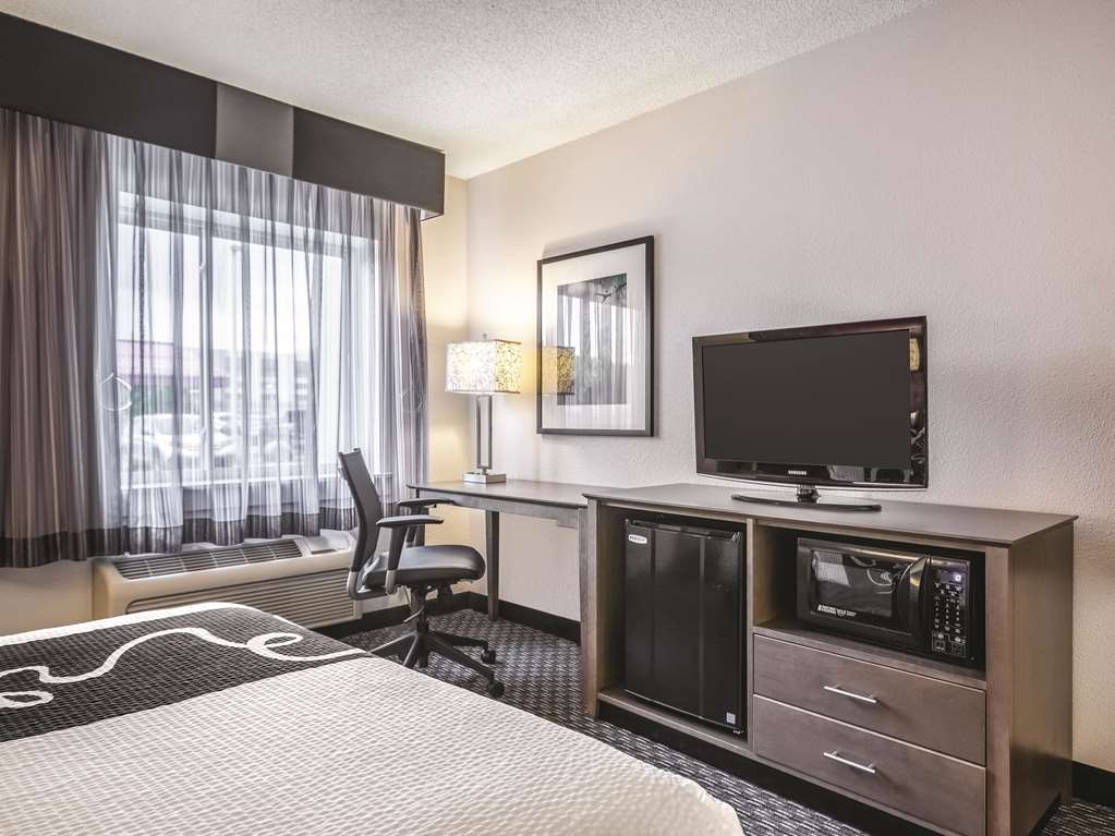 La Quinta Inn & Suites by Wyndham Hartford Bradley Airport - photo 17