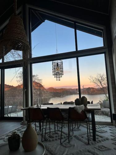 Unik hytte med fjordutsikt — 4-Star Luxury Hotel in Farsund, Norway