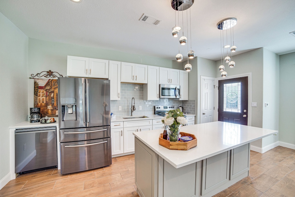 Walk to Lake Lewisville & Park: Pet friendly Apt — 4-Star Luxury Hotel in Little Elm, United States