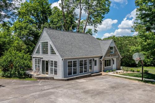 Tranquil Mountain Escape Luxurious 2 Bedroom 2 Bath Cottage on 9 Acres — 4-Star Luxury Hotel in Maryville, United States