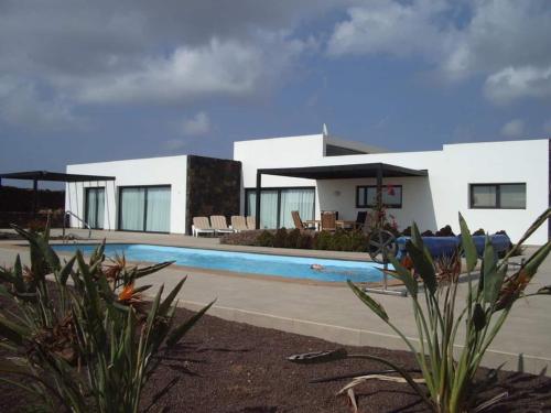Wind Wave 28b Heated & Shared Pool in La Oliva, Spain