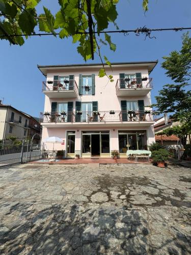 Hotel Momora — hotel in Bardineto