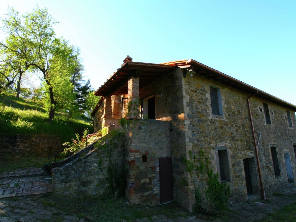 Mansion in Magione Near Zocco Beach — 4-Star Luxury Hotel in Magione, Italy