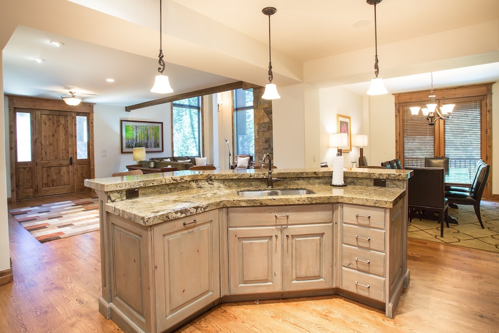 9201 Silver Aspen Five Bedroom Loft Luxury Townhome 4 Hotel Room - photo 19