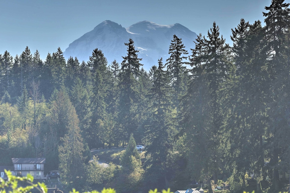 Lake Lovers Oasis Hot Tub and Mt Rainier View — hotel in Eatonville