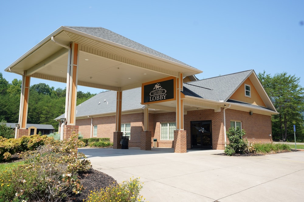 Columbus Inn and Suites - photo 35