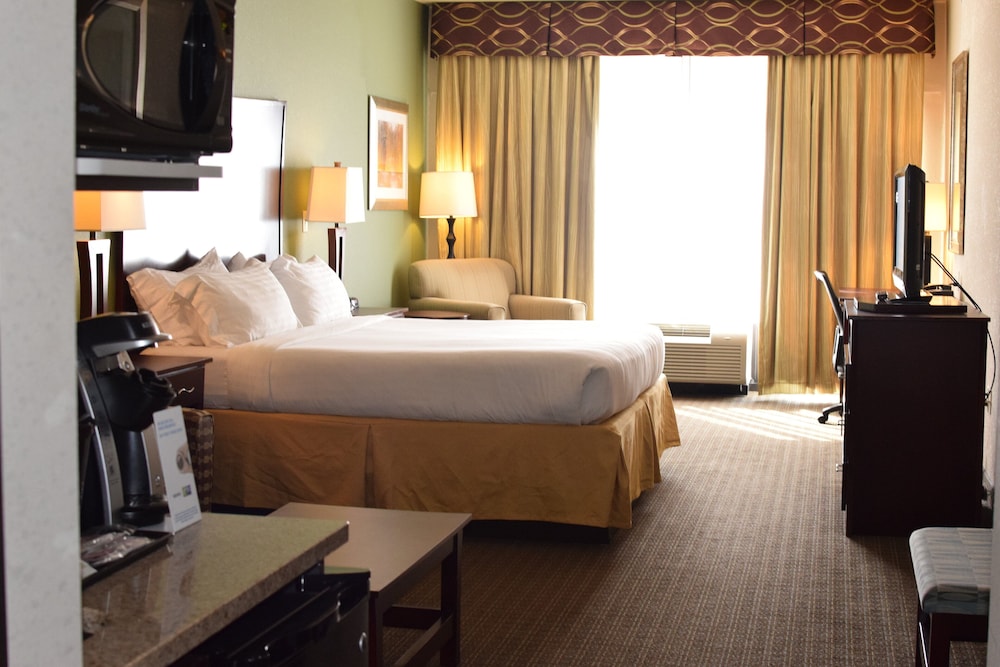 Holiday Inn Express Hotel & Suites Pratt an IHG Hotel - photo 2