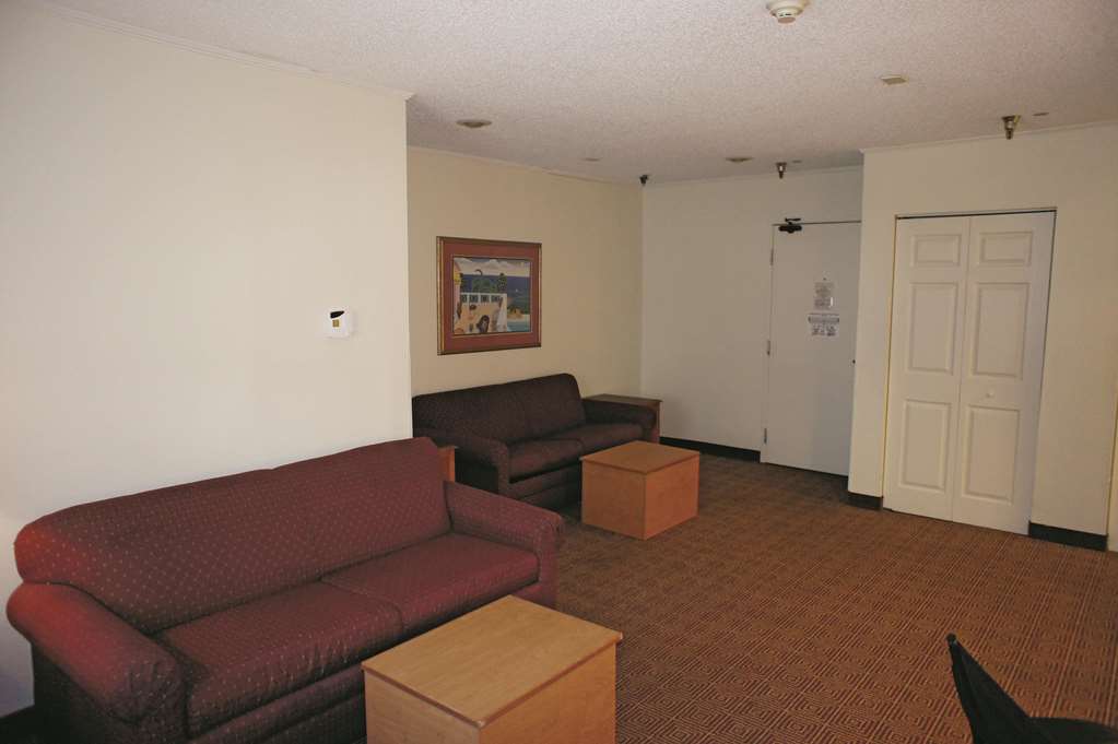 La Quinta Inn & Suites by Wyndham Tampa Brandon West - photo 42