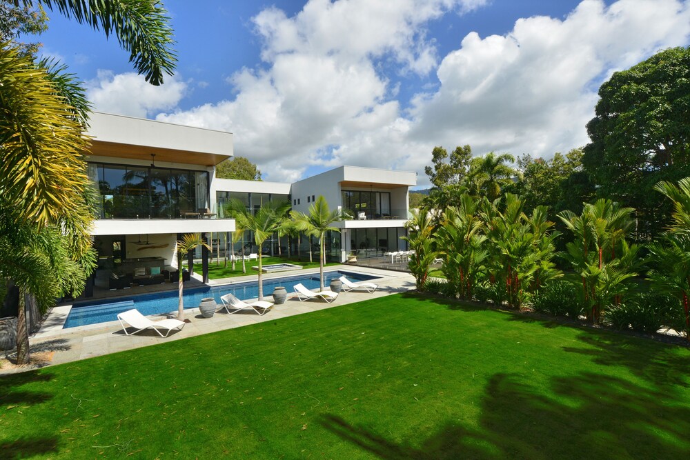 Glass House on the Beach — 5-Star Luxury Hotel in Kewarra Beach, Australia