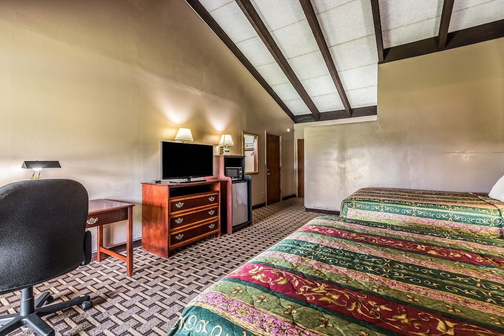 Americas Best Value Inn Franklin - photo 25