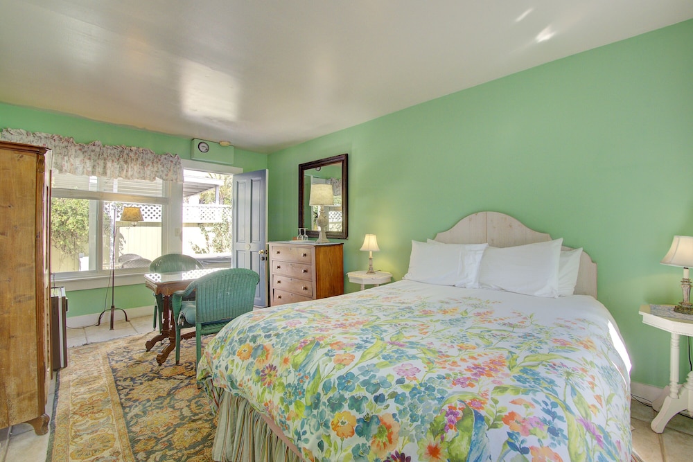 Secret Garden Inn and Cottages - photo 32