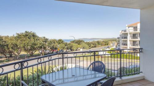 Breakers 2 6 18 20 Pacific Parade — carbon neutral stay, Yamba