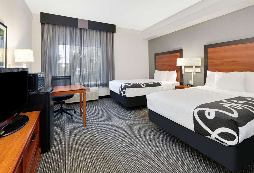 La Quinta Inn & Suites by Wyndham Dallas North Central - photo 10